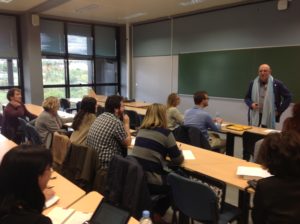 El profesor Nogués y el alumnado del programa de doctorado debatiendo sobre cuestiones de metodología